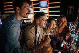 Antarmuka aplikasi mobile scanjitu menampilkan permainan kasino dan pilihan pertandingan sepak bola